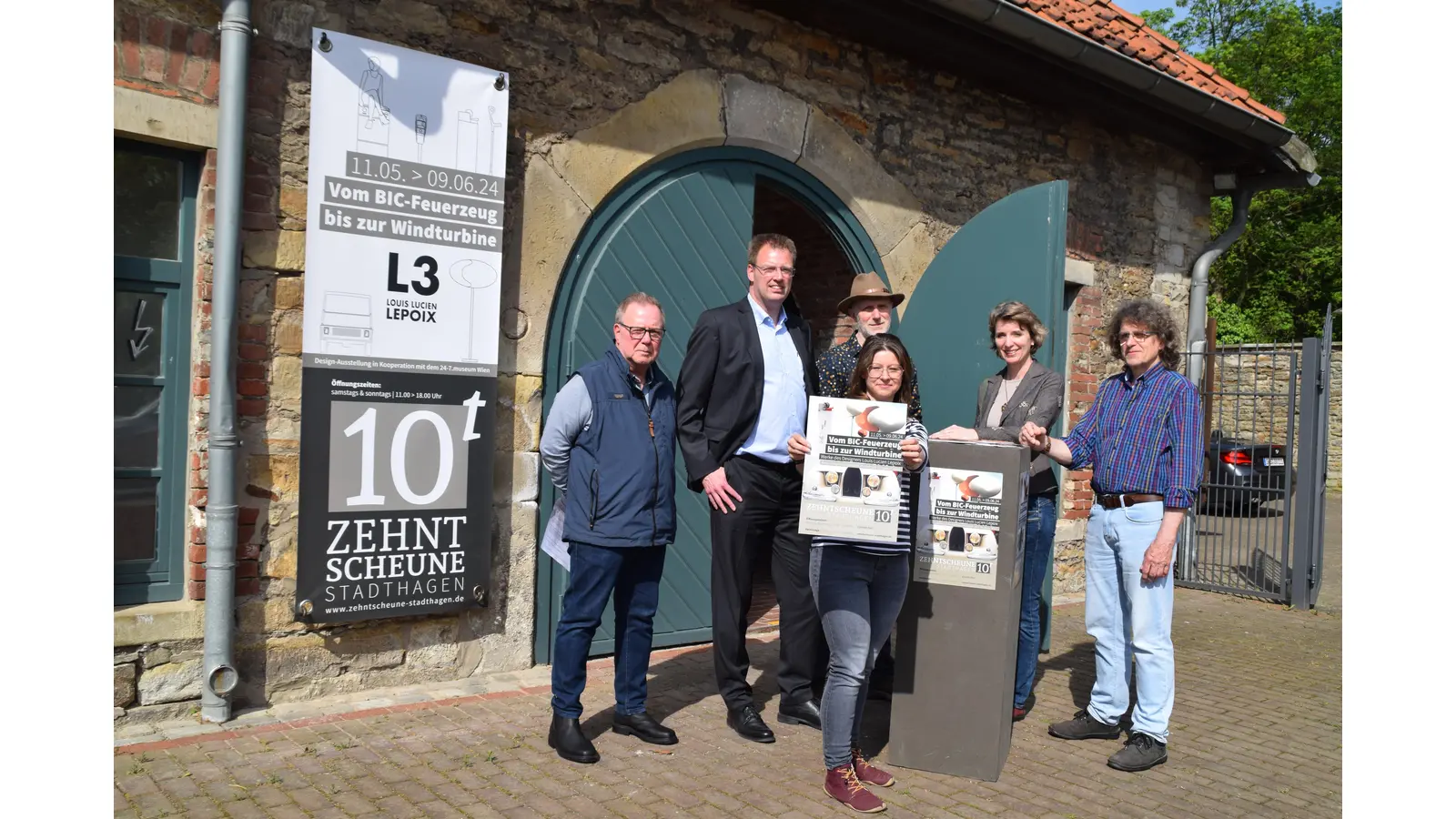 Einladung zur Ausstellung: (hinten v.r.n.l.).) Klaus Strempel, Martina Reis, Darjush Davar, Gerd Krome (Sponsor Sparkasse Schaumburg), Thomas Bade (24-7 Museum), vorn Silvia Herzog (IGS Schaumburg für ein Kooperationsprojekt). (Foto: ab)