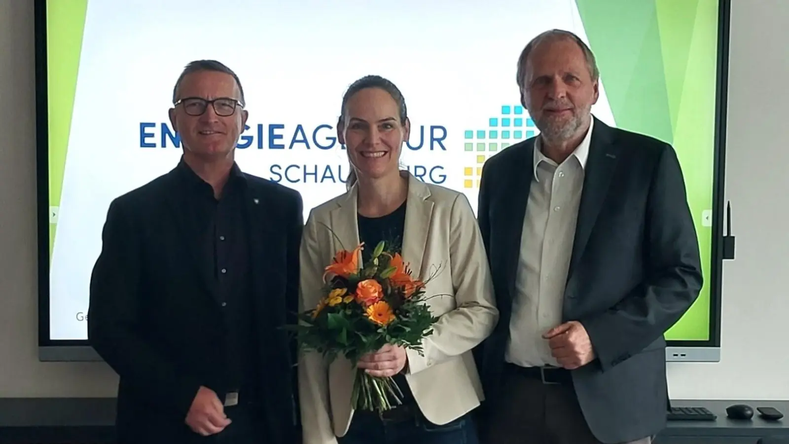 Fritz Klebe (li.), Baudezernent des Landkreises, und Horst Roch, derzeitiger Geschäftsführer der Energieagentur, begrüßen die zukünftige Geschäftsführerin der Energieagentur Verena Michalek. (Foto: bb)