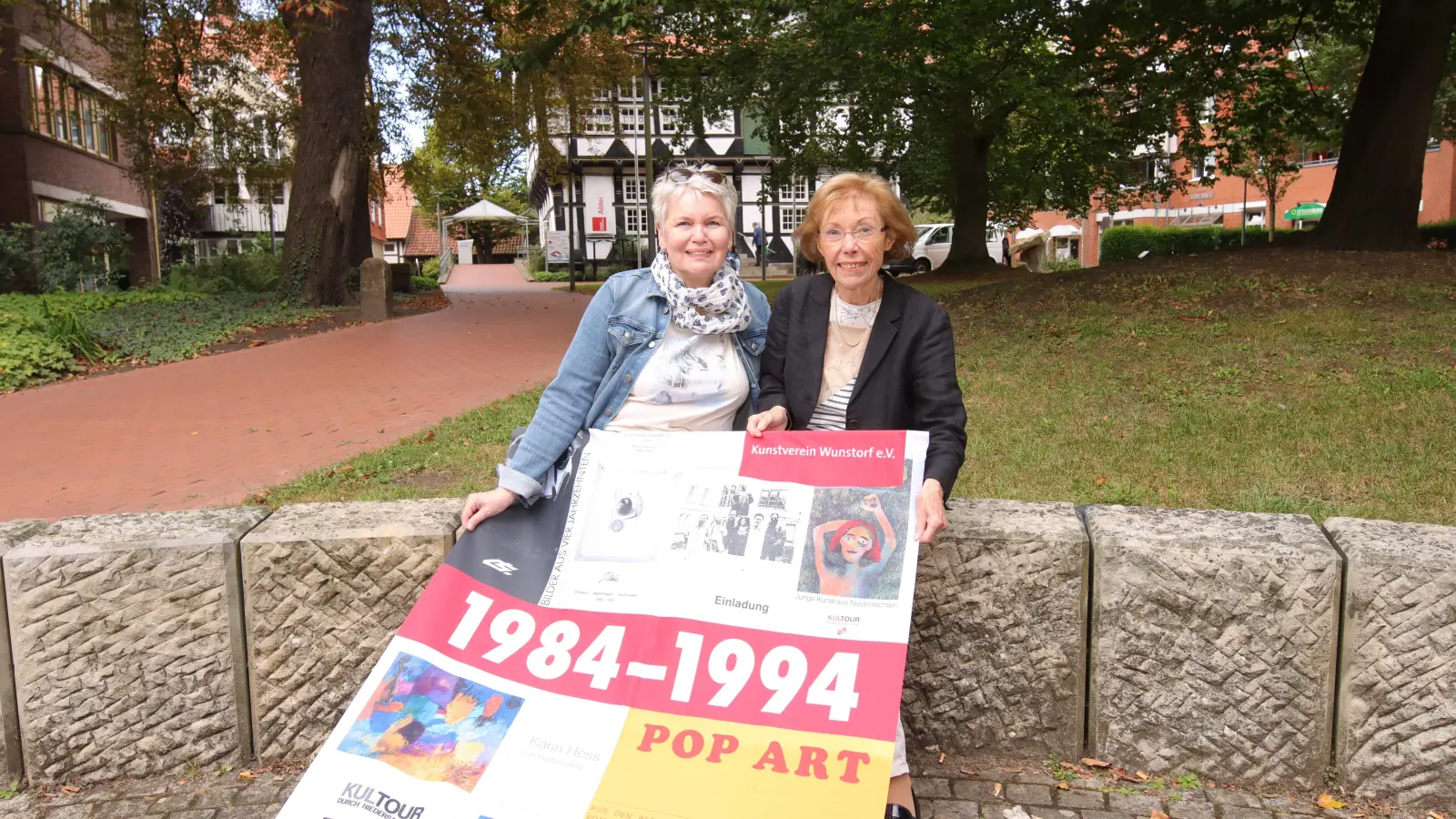 Mit einem der Banner (v.li.): Irene Herbort und Karin Ellert. (Foto: tau)