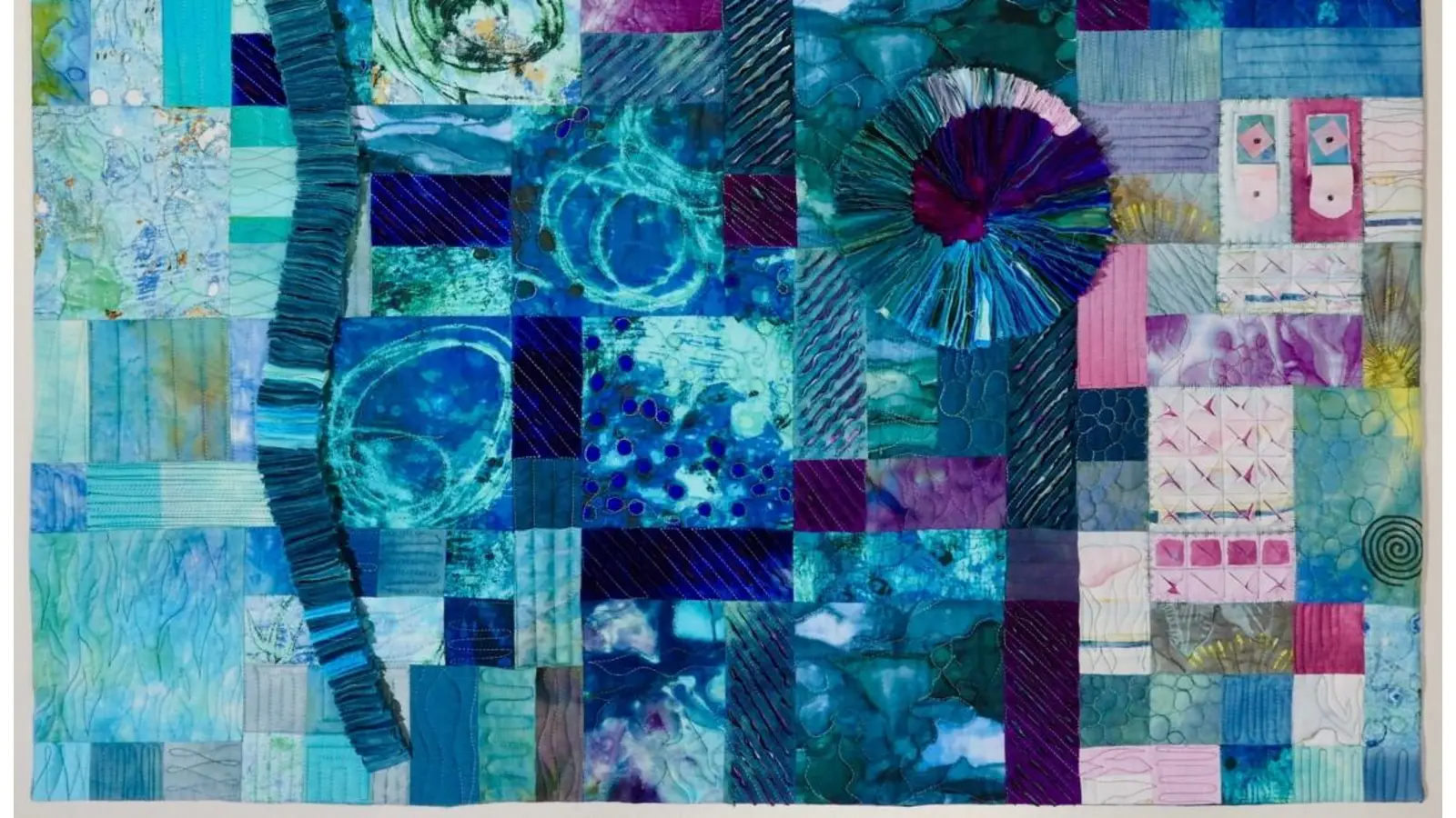 Teil der Ausstellung: Textile Arbeiten in Form von Quilts. (Foto: privat)