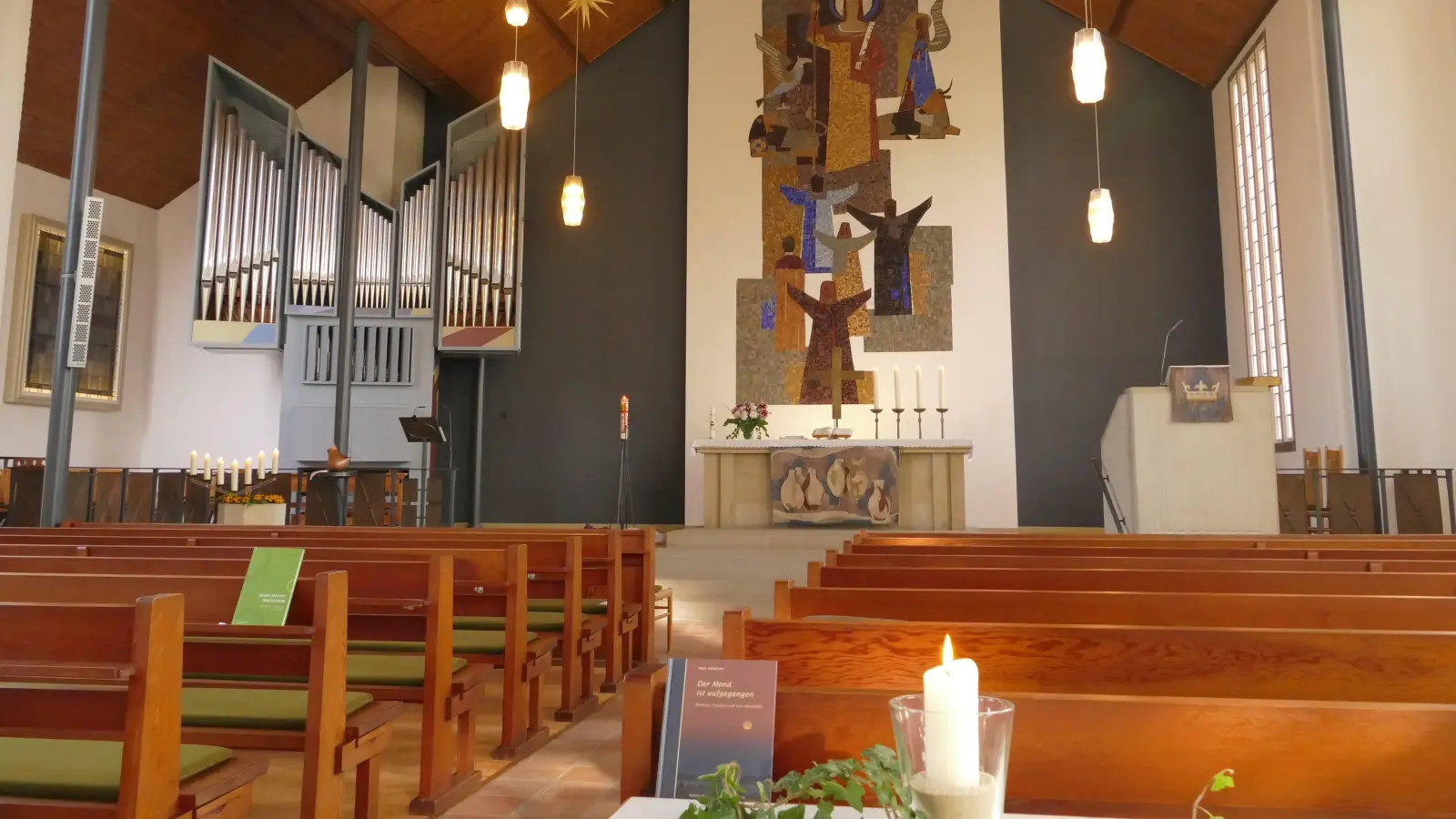 Ins Innere geschaut: Die Kirche „Zum Heiligen Kreuz”. (Foto: tau)