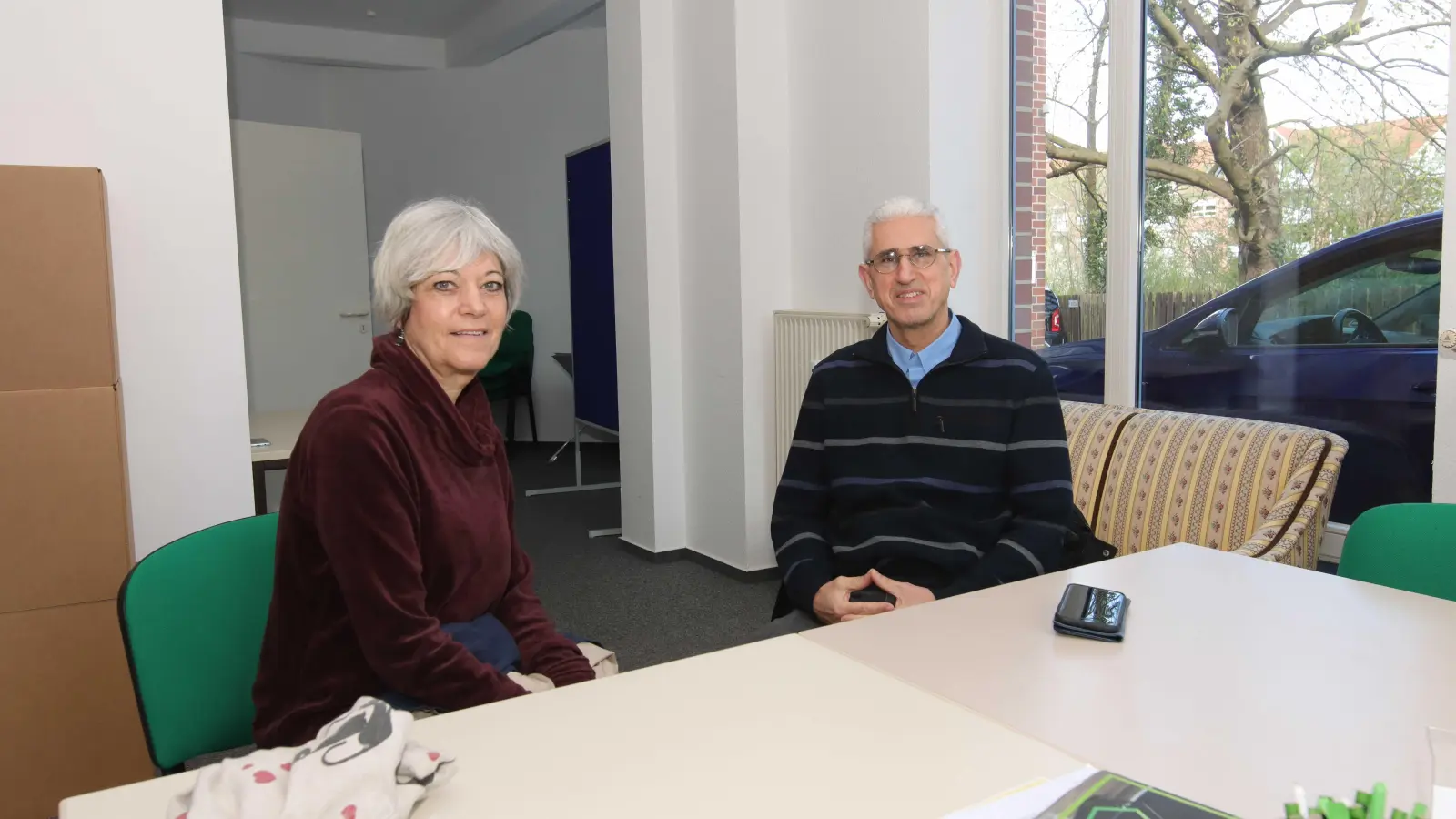 Bereiten mit weiteren Helfern das Café vor: Karin Porcher und Sami Aiyoubi. (Foto: tau)