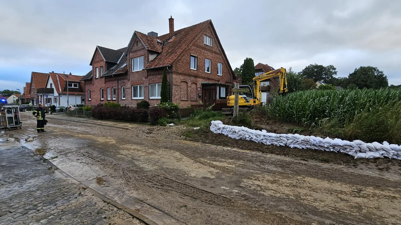 In Bad Nenndorf muss ein Becken angelegt werden, um die Folgen des Platzregens zu mindern. (Foto: Feuerwehr Schaumburg)