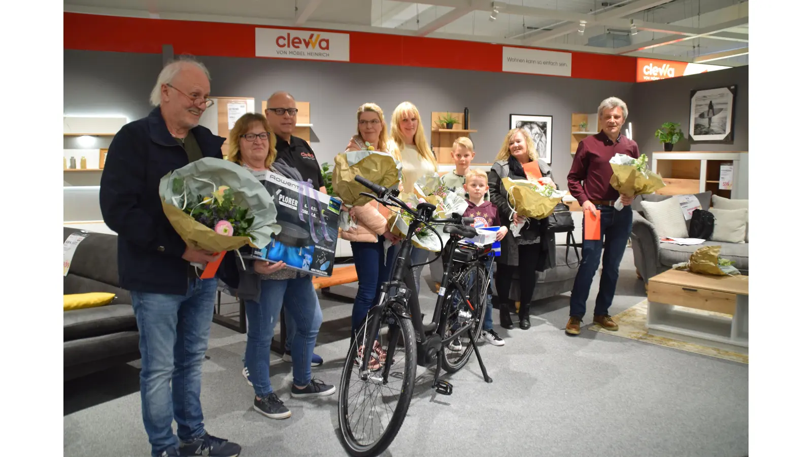 Die glücklichen Gewinner in der Stadthäger Filiale. Einen üppigen Blumenstrauß gab es zu den Gewinnen dazu. (Foto: ab)