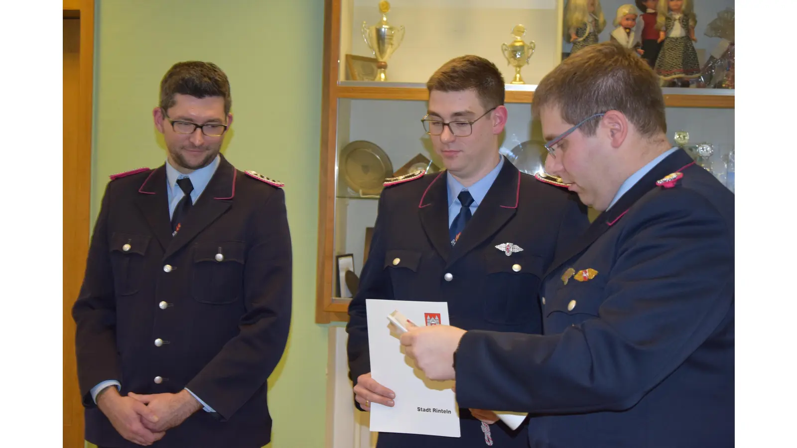 Beförderungen für den Ortsbrandmeister und seinen Stellvertreter durch Stadtbrandmeister Tim Schinz. <br> (Foto: ste)