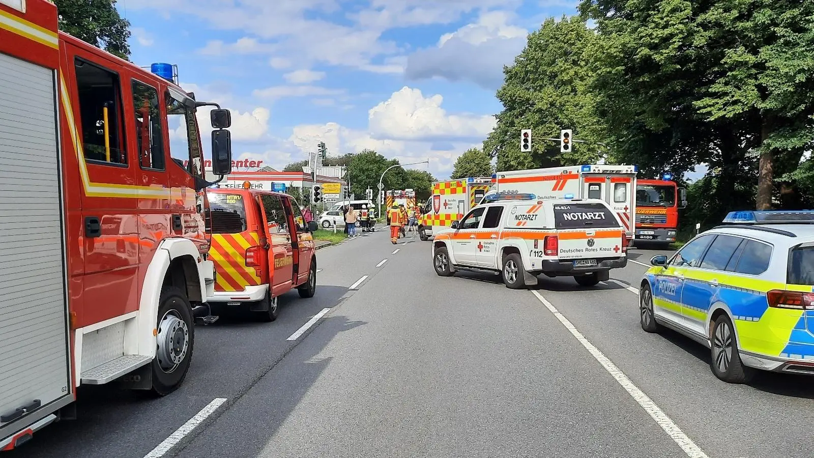 Aufgrund der Busbeteiligung waren viele Rettungsfahrzeuge am Unfallort an der Kreuzung B65/B442. (Foto: privat)