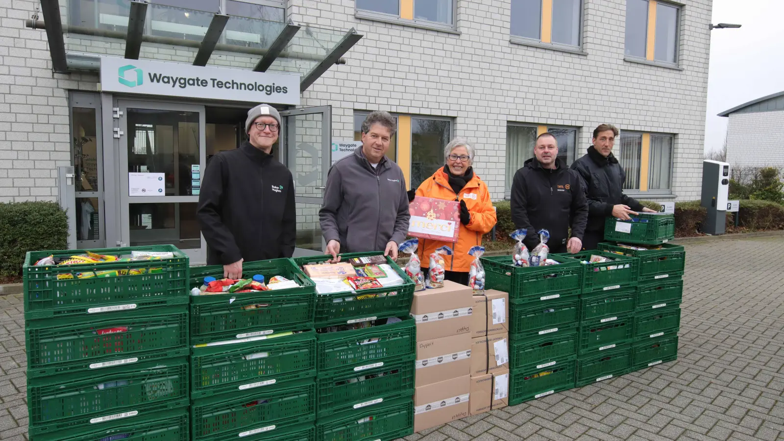 Bei der Übergabe (v.li.): Michael Meier, Dirk Neuber, Ursula Jungbluth, Markus Hartmann und Christian Diekmann. (Foto: tau)