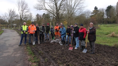 Mit Schaufeln am Blumenauer Kirchweg: Vertreter des Ortsrates, des Baubetriebshofes und der Bauverwaltung. (Foto: tau)