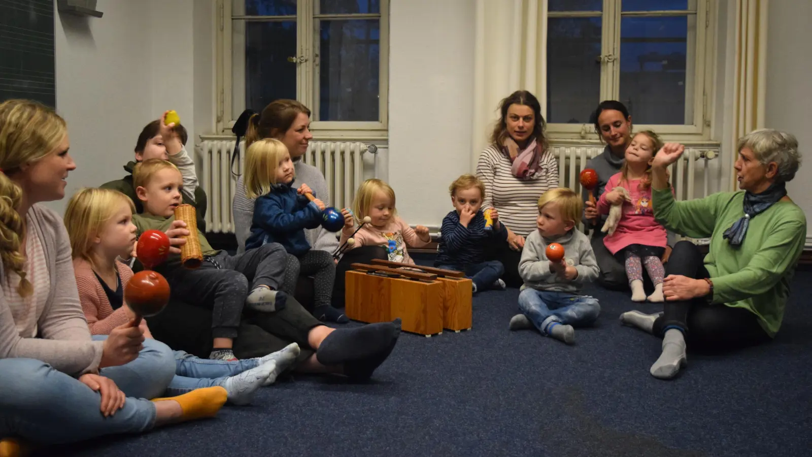 Machen mit (v.li.): Marlie, Janne, Tomke, Finn, Kirian und Emma mit ihren Mamas sowie Adelheid-Yasmin Henneking (re.). (Foto: privat)