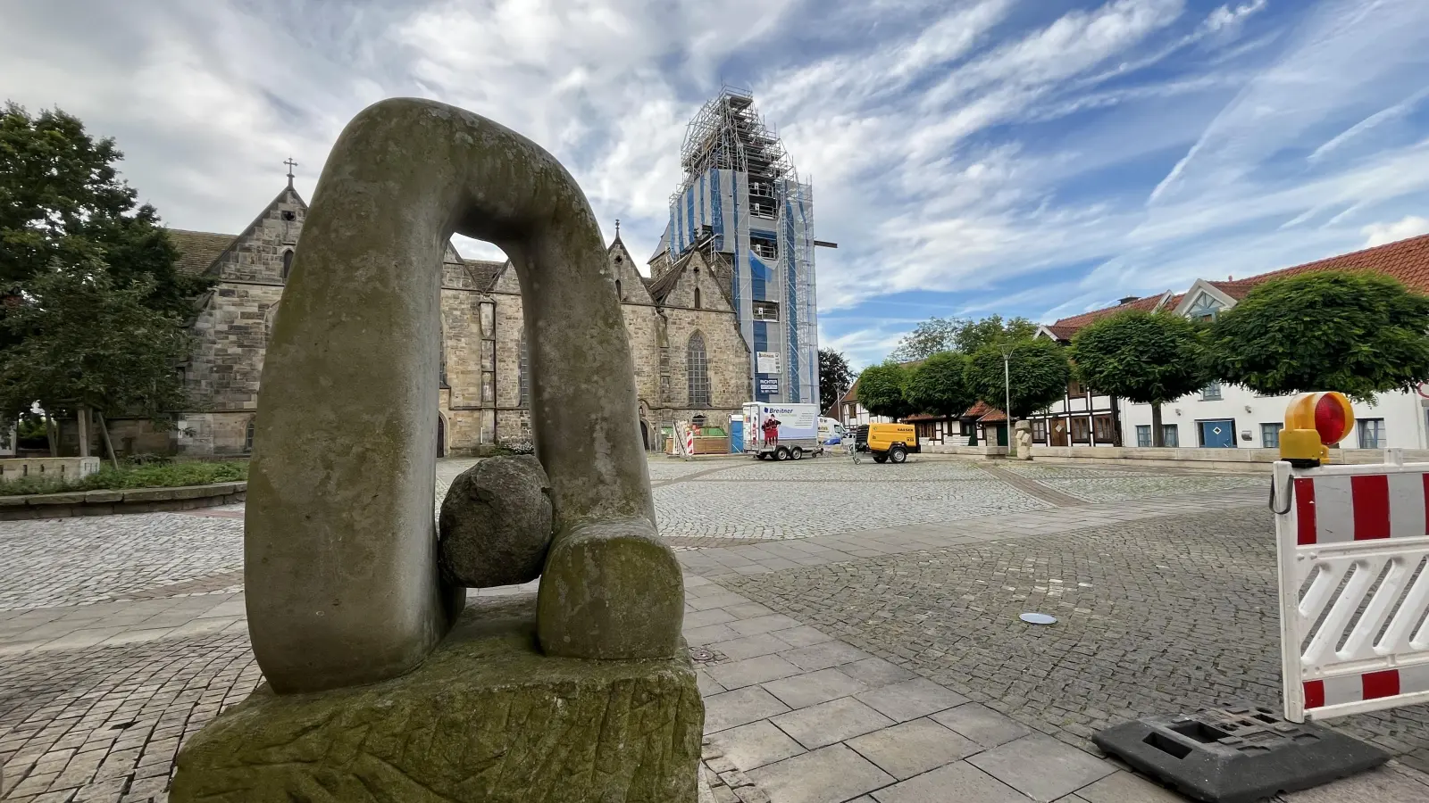 Auf dem Kirchplatz findet derzeit noch die Vorbereitungen statt: Ab Dienstag sind hier täglich die Künstler live zu erleben. (Foto: nd)