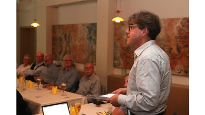 Malte Freymuth vom Vorstand des Verkehrsvereins gibt einen kurzen Überblick zum Thema Schaumburger Wappen- und Farbenkunde.  (Foto: Borchers, Bastian)