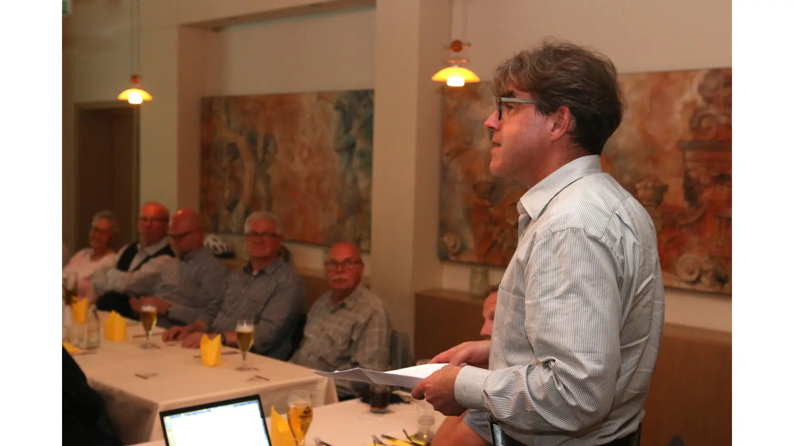 Malte Freymuth vom Vorstand des Verkehrsvereins gibt einen kurzen Überblick zum Thema Schaumburger Wappen- und Farbenkunde.  (Foto: Borchers, Bastian)