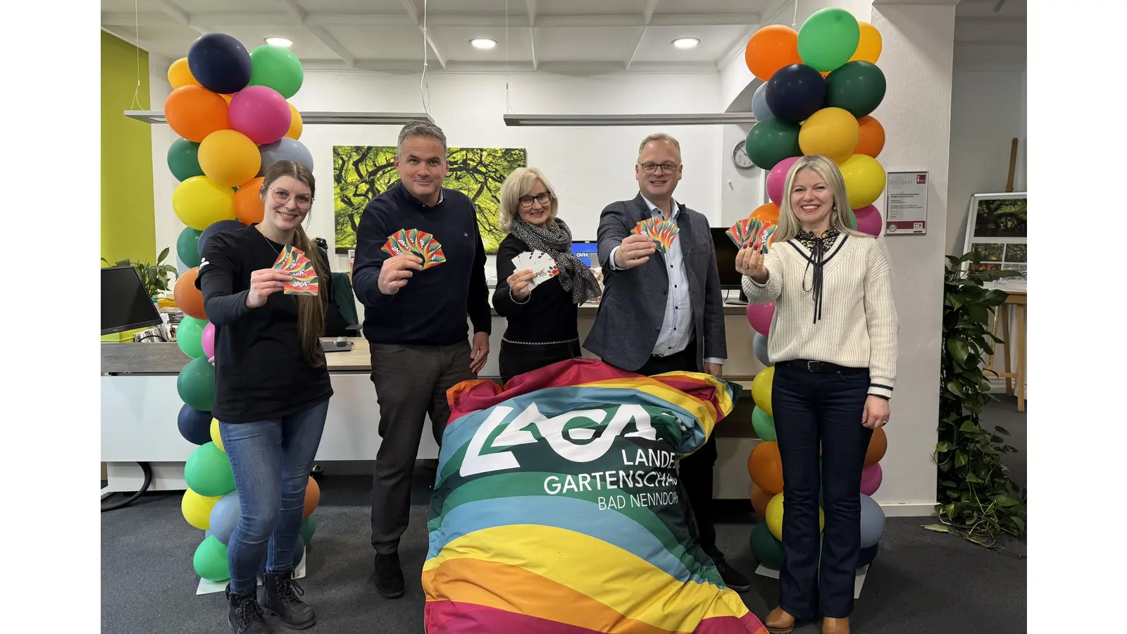 Auf dem Gruppenfoto zu sehen sind (von links): Annabell Wögerbauer (Tourist-Information Bad Nenndorf), Mike Schmidt (Stadtdirektor), Annette Stang (Geschäftsführerin Landesgartenschau Bad Nenndorf gGmbH), Benjamin Lotz (Geschäftsführer Landesgartenschau Bad Nenndorf gGmbH ) und Eva Chabinskaja (Tourist-Information Bad Nenndorf). (Foto: Landesgartenschau Bad Nenndorf gGmbH)