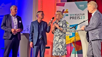 Die amtierende Vorsitzende Hannelore Krage (3. v. li.) - hier bei der Verleihung des Kulturpreises 2023 an das Kulturforum - kandidiert erneut für den Vorsitz. (Foto: privat)