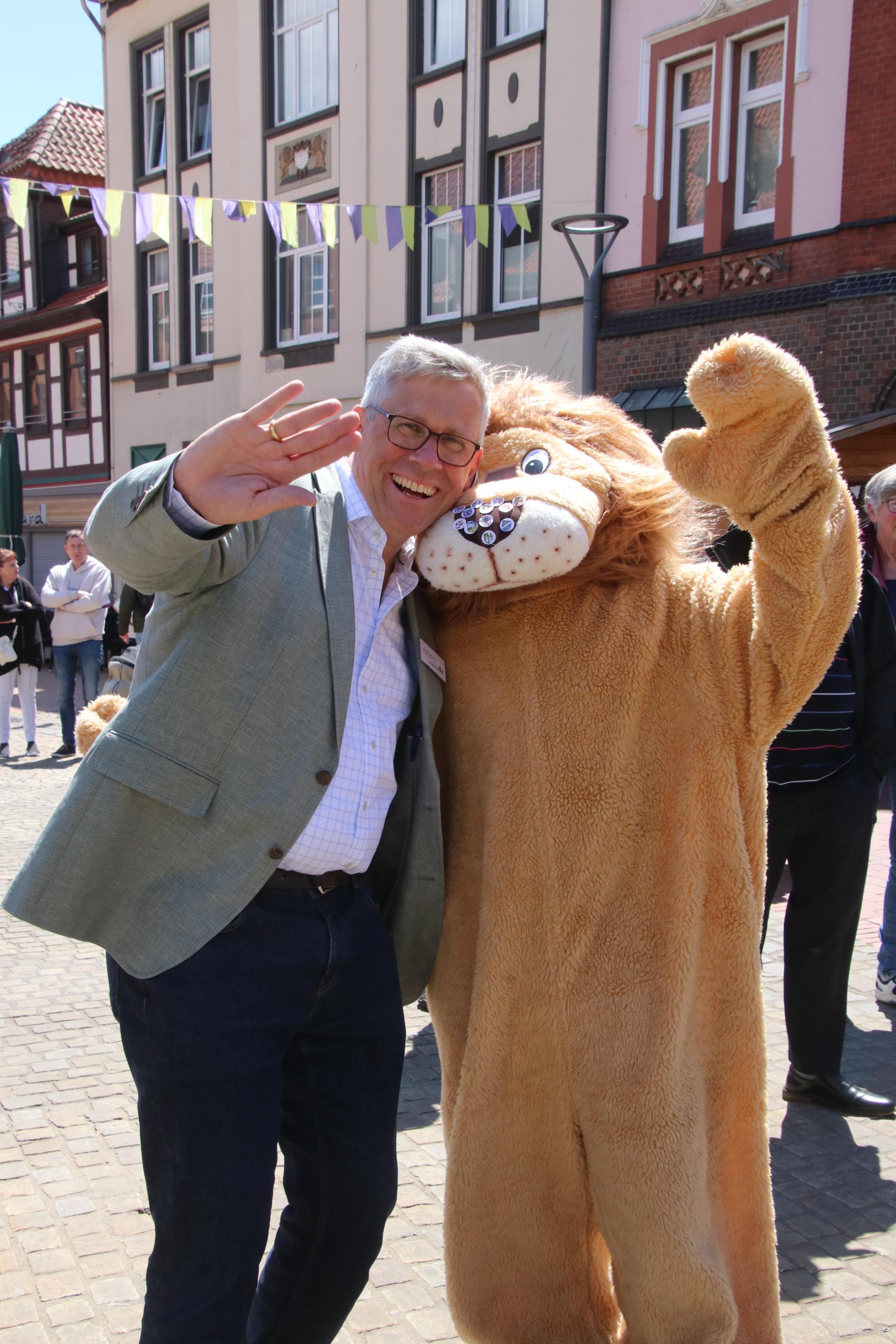 Bürgermeister und Löwe grüßen.  (Foto: gi)