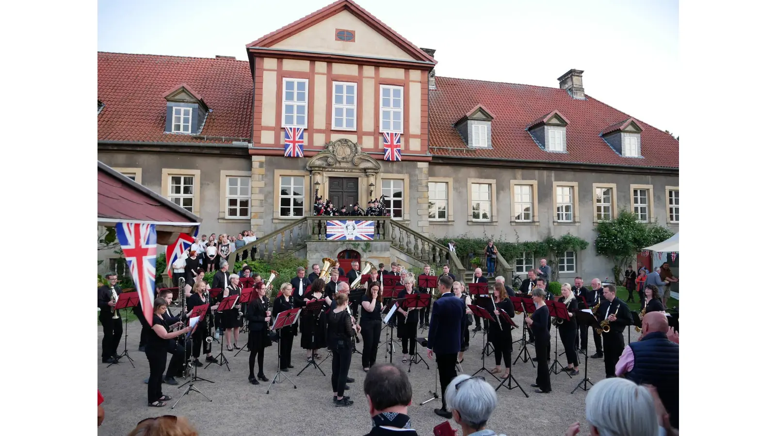 Die Serenade im Innenhof vom Rittergut. (Foto: privat)