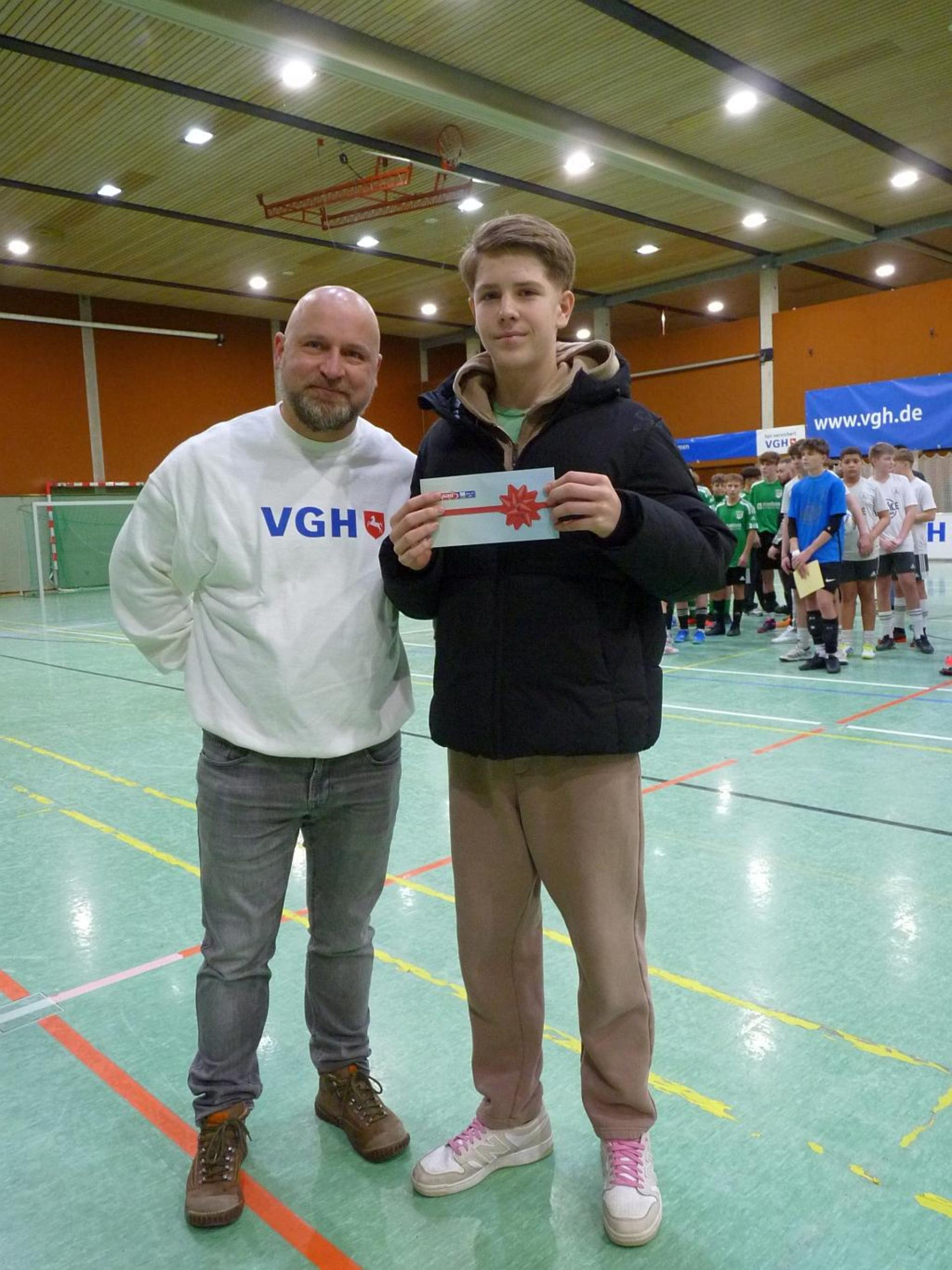 Bester Torschütze VGH-Schaumburg Cup: Holger Sturm (Trainer Auswahl VGH) mit Nico Wallenhauer (TSV Luthe). Der zum besten TW ausgezeichnete Noah Nottebrock (VfL Bückeburg U15) konnte aufgrund Verletzung nicht an der Siegerehrung teilnehmen. (Foto: privat)