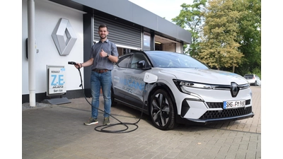 Maurice Matz mit dem vollelektrischen Renault Megane e-tech (Foto: Axel Bergmann)