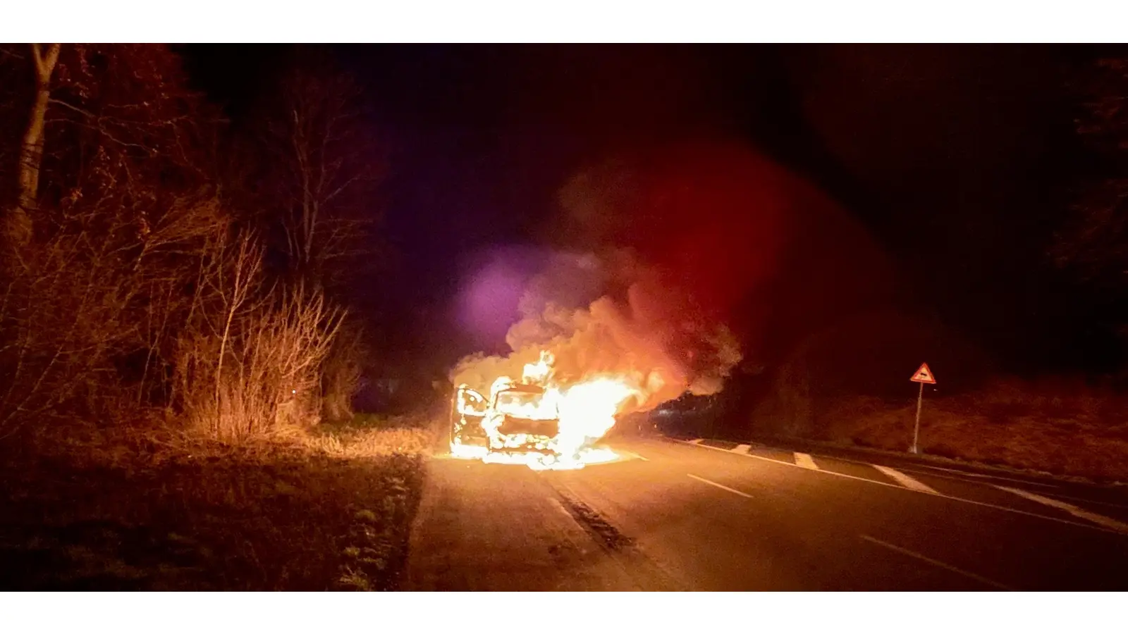 Das Fahrzeug an der B65 stand in Vollbrand. (Foto: FF RiWa)