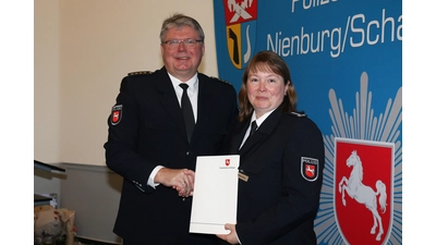 Polizeiinspektionsleiter Mathias Schröder überreicht Tamara Ehrmantraut-Riechers die Ernennungsurkunde zur Leiterin des Polizeikommissariats Bad Nenndorf. <br><br> (Foto: Borchers, Bastian)