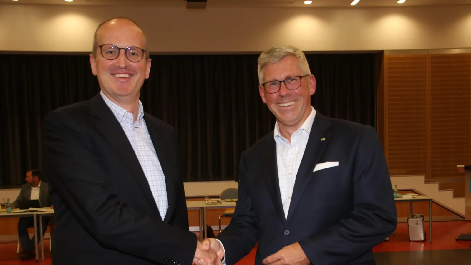 Nach der Abstimmung: Der Vorstandsvorsitzende der Sparkasse Hannover, Volker Alt (li.), und Bürgermeister Carsten Piellusch. (Foto: gi)