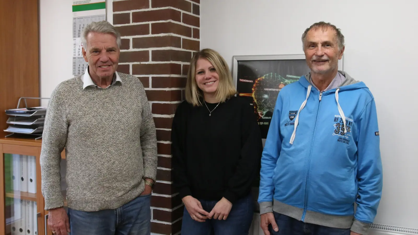 Präsident Dieter F. Kindermann, ICH-Mitarbeiterin Annalena Kindermann und Ulrich Messner (re.), ehrenamtlicher Unterstützer, weisen auf die Bedeutung weiterer Spenden hin.  (Foto: bb)