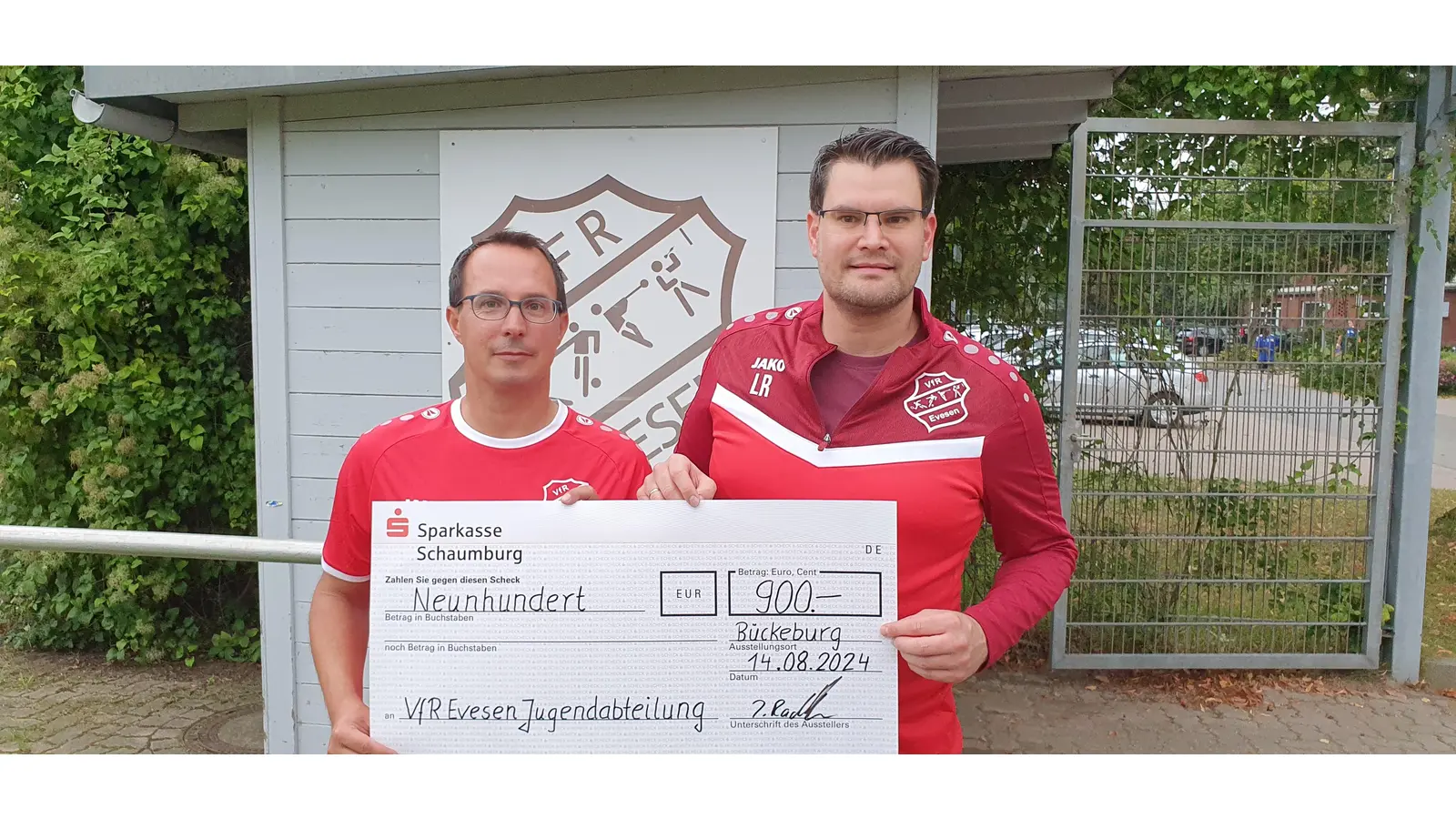 Das Foto zeigt Lars Radicke (r.) bei der Übergabe des symbolischen Schecks an Thomas Rothmann (l.) stv. Jugendleiter beim VfR. (Foto: privat)