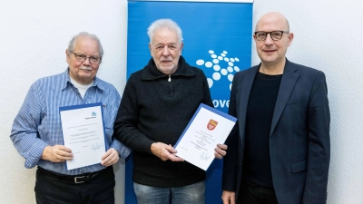 Mit Urkunden (v.li.): Karl-Heinz Girod, Frank Hessing und Jens Palandt. (Foto: Claus Kirsch / Region Hannover)