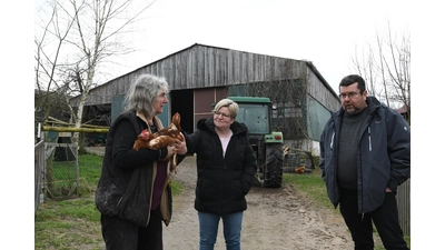 Anika und Norbert Schwick von der Silvesterinitiative planen mit Ute Hasper die nächsten Schritte. (Foto: nd)