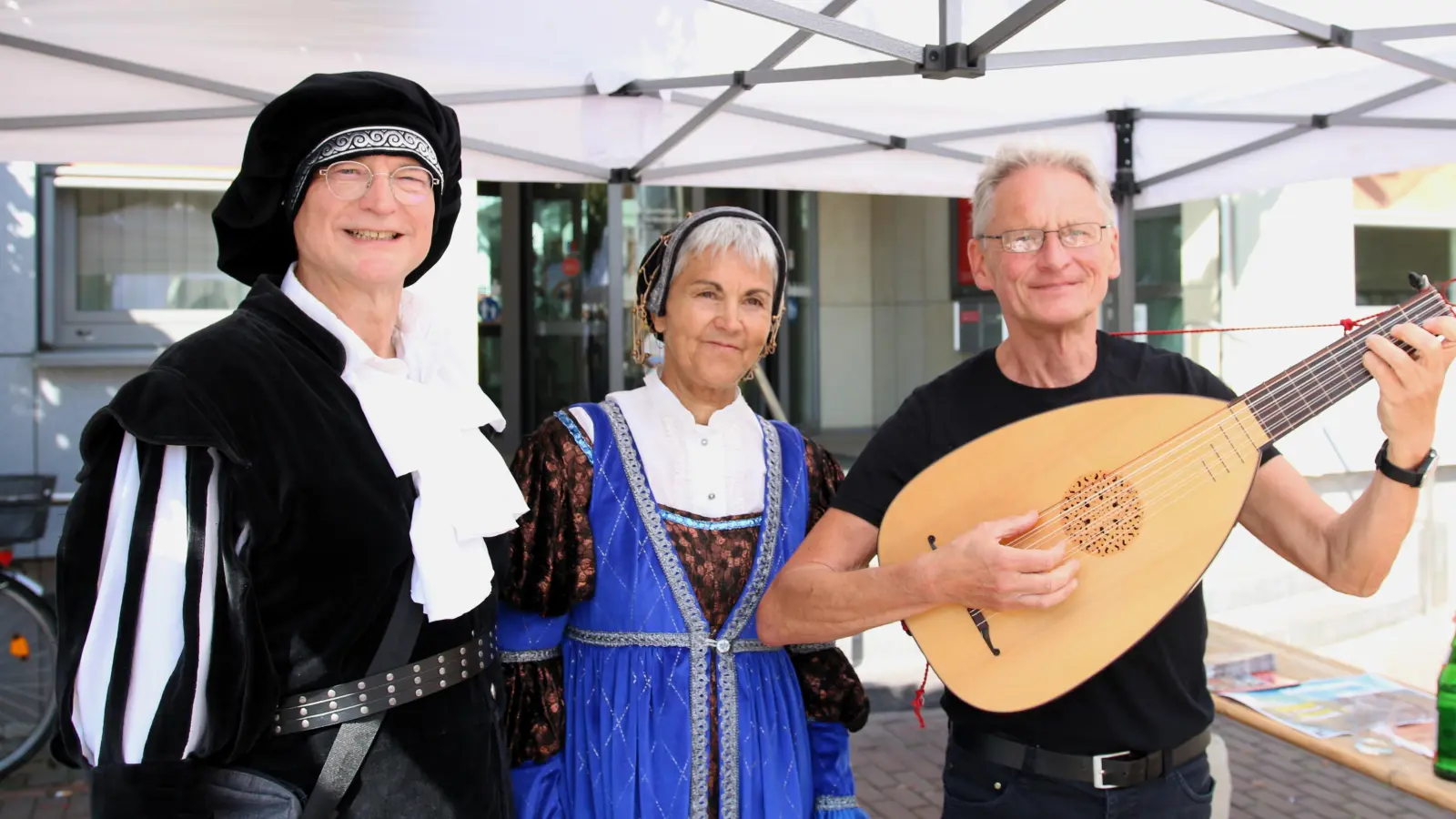 Torsten Schmidt, Marianne Schmitz und Ulrich Wedemeier geben auf dem Markt Einblicke in die Epoche der Renaissance.  (Foto: bb)