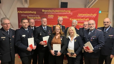 Klaus-Peter Grote, Rene Beissner, Andreas Buth, Peter Kipper, Andrea Stüdemann,  Andreas Tadge, Elvira Bockisch,  Reinhard Möller, Heinz-Konrad Lübke, Thomas Schwabe und Joachim Muth bei der Ehrung (Foto: nd)